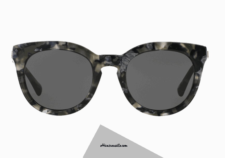 Sunglasses Dolce & Gabbana DG 4249 col.293387 classically inspired vintage with simple and rounded shapes. Sunglasses trendy with its sober and informal. Accessory woman in gray celluloid with marble effect and lenses in gray full. Buy online this sunglasses Dolce & Gabbana 4249, the shipping is free in Italy.