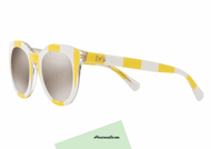 Occhiale da sole Dolce&Gabbana DG4249 col.30255A dalla classica ispirazione vintage. Un occhiale che proietta la mente al passato grazie alla celluloide a righe gialle e bianche e alla semplicità delle curve che arrotondano l'occhiale. A donare un carattere contemporaneo, lenti a specchio grigie. Non lasciartelo sfuggire, acquista questo occhiale da sole Dolce&Gabbana vintage.