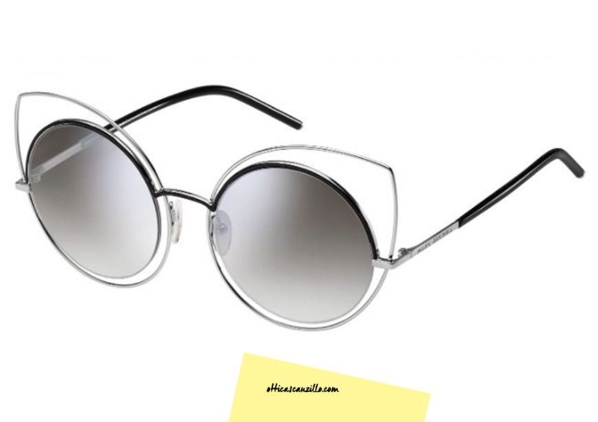 Sunglasses Marc Jacobs 10/S col. 25KFU silver metal from the round shape. Eyewear by the simultaneous machining of the face. A complete, celluloid staffs thin black and in gray mirrored lenses. Accessory with a strong attention to detail for those who love accessories. Marc Jacobs glasses 10S at a discounted price.