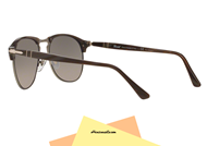 New collection Icons Persol sunglasses PO8649S col. 1045M3 with frame celluloid color dark horn and silver metal bridge. Glasses with shaded gray polarized lenses. Character classic and innovative spirit without altering the DNA of the brand. Purchase this sunglasses Persol 8649S.