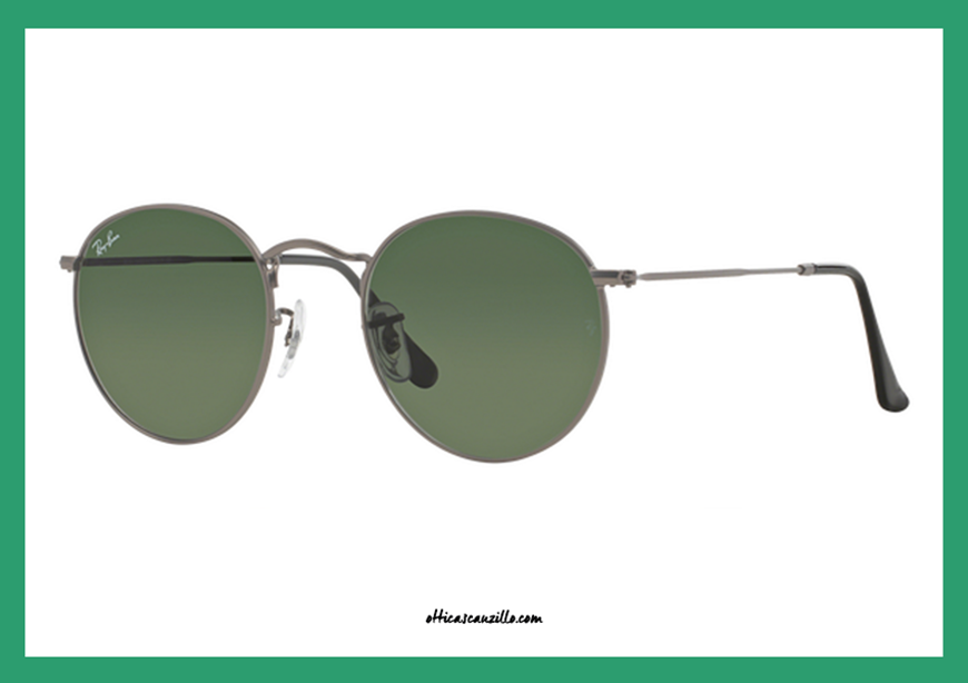 RayBan sunglasses RB3447 Round col. 029 in vintage style. RayBan sunglasses with round-shaped lenses in green and full metal frame gray gunmetal. Unisex accessory with a casual style and current. Purchase this sunglasses RayBan 3447, give yourself a trendy accessory.