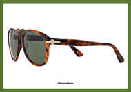 New color Coffee sunglasses Persol PO0649S col. 108/58 from the Steve McQueen classic form. Persol glasses celluloid color havana 'Coffee' with polarized lenses in green full. Persol sunglasses from the old design, synonymous with craftsmanship and materials of quality. Unisex perfect accessory for any outfit.
