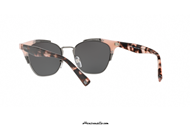Sunglasses Valentino VA4027 col. 506287. Vintage style and elaborate shapes make this Valentino sunglasses a truly unique piece. The interwoven motifs stand out on the front made of gunmetal metal and opal pink celluloid, combined with havana pink temples and dark gray lenses. Choose to dare, buy now your new sunglasses Valentino VA4026 col. 506287.