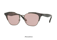Sunglasses Valentino VA4027 col. 506384. Vintage style and elaborate shapes make this Valentino sunglasses a truly unique piece. The interwoven motifs stand out on the front made of gunmetal metal and opal gray celluloid, combined with gray temples and rose lenses. Choose to dare, buy now your new sunglasses Valentino VA4026 col. 506384.