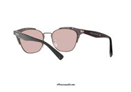 Sunglasses Valentino VA4027 col. 506384. Vintage style and elaborate shapes make this Valentino sunglasses a truly unique piece. The interwoven motifs stand out on the front made of gunmetal metal and opal gray celluloid, combined with gray temples and rose lenses. Choose to dare, buy now your new sunglasses Valentino VA4026 col. 506384.