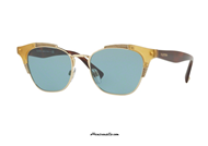 Sunglasses Valentino VA4027 col. 506580. Vintage style and elaborate shapes make this Valentino sunglasses a truly unique piece. The interwoven motifs stand out on the front made of gold metal and honey color celluloid, combined with brown temples and azure lenses. Choose to dare, buy now your new sunglasses Valentino VA4026 col. 506580.
