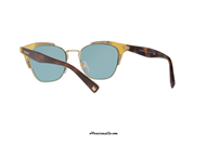 Sunglasses Valentino VA4027 col. 506580. Vintage style and elaborate shapes make this Valentino sunglasses a truly unique piece. The interwoven motifs stand out on the front made of gold metal and honey color celluloid, combined with brown temples and azure lenses. Choose to dare, buy now your new sunglasses Valentino VA4026 col. 506580.