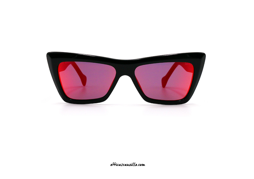 Saturnino Eyewear Caledo col. 1 black sunglasses. Accessory suitable for those who love to stand out with style thanks to the shiny black celluloid trapezoidal frame with orange mirror lenses. Buy online your new sunglasses Saturnino Eyewear Caledo col. 1 black, make your look unique.