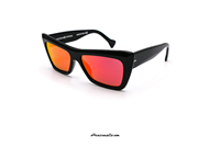 Saturnino Eyewear Caledo col. 1 black sunglasses. Accessory suitable for those who love to stand out with style thanks to the shiny black celluloid trapezoidal frame with orange mirror lenses. Buy online your new sunglasses Saturnino Eyewear Caledo col. 1 black, make your look unique.
