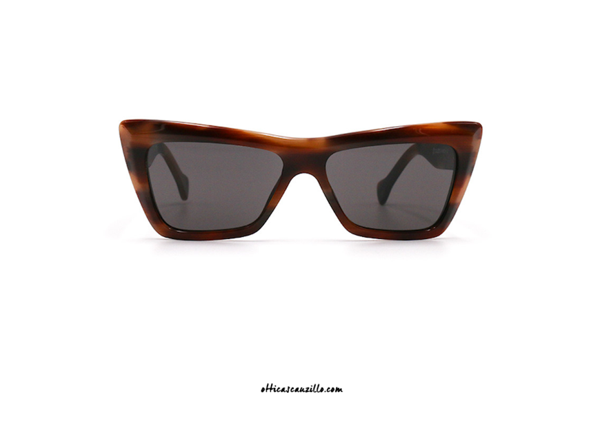 Saturnino Eyewear Caledo col. 2 havana sunglasses. Accessory suitable for those who love to stand out with style thanks to the shiny dark havana celluloid trapezoidal frame with black lenses. Buy online your new sunglasses Saturnino Eyewear Caledo col. 2 havana, make your look unique.