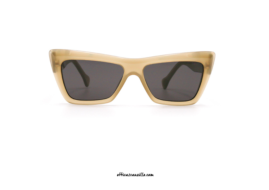 Saturnino Eyewear Caledo col. 3 ochre sunglasses. Accessory suitable for those who love to stand out with style thanks to the shiny ochre celluloid trapezoidal frame with black lenses. Buy online your new sunglasses Saturnino Eyewear Caledo col. 3 ochre, make your look unique.