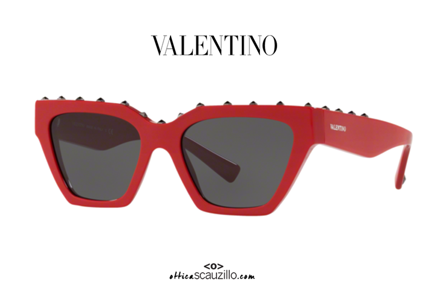 acquisto online Occhiale da sole con borchie Valentino VA4046 col. 511087 rosso su otticascauzillo.com 