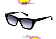 shop online New rectangular pointed sunglasses GIGI STUDIOS LILA 6470 black otticascauzillo.com acquisto online Nuovo occhiale da sole rettangolare a punta GIGI STUDIOS LILA 6470/1 nero