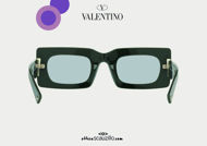 Acquista online su otticascauzillo.com il tuo nuovo occhiale da sole rettangolare stretto Valentino Resort VA 4094 col. 09X verde / grigio chiaro