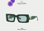 Acquista online su otticascauzillo.com il tuo nuovo occhiale da sole rettangolare stretto Valentino Resort VA 4094 col. 09X verde / grigio chiaro