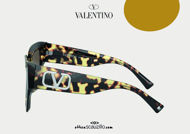 Acquista online su otticascauzillo.com il tuo nuovo occhiale da sole squadrato in acetato VLOGO SIGNATURE Valentino VA 4082 col. ID9 havana