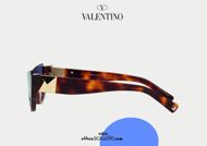 Acquista online su otticascauzillo.com il tuo nuovo occhiale da sole cat - eye in acetato con ROMAN STUD Valentino VA 4095 col. 10K havana / blu