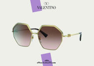 Acquista online su otticascauzillo.com il nuovo occhiale da sole esagonale in metallo VLOGO SIGNATURE Valentino VA 2044 col. KK5 oro. 