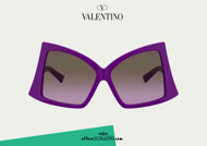 Acquista online su otticascauzillo.com il tuo nuovo occhiale da sole butterfly in acetato con ROMAN STUD Valentino VA 4091 col. 71W fucsia