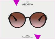 Acquisto online su otticascauzillo.com il tuo nuovo occhiale da sole tondo in acetato VLOGO SIGNATURE CRISTALLI Valentino VA 4075 col. 020 havana