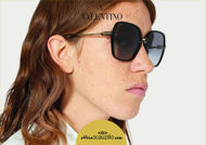 Acquista online su otticascauzillo.com il tuo nuovo occhiale da sole squadrato in acetato con STUD funzionale Valentino VA 4077 col. 018 nero