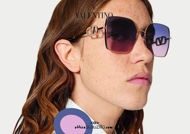 Acquista online su otticascauzillo.com il tuo nuovo occhiale da sole squadrato in metallo VLOGO SIGNATURE cristalli Valentino VA 2041 col. 299 oro