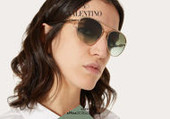  Acquista online su otticascauzillo.com il tuo nuovo occhiale da sole aviator in metallo VLOGO SIGNATURE Valentino VA 2048 col. FZ3 oro/verde sfumato