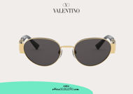  Acquista online su otticascauzillo.com il nuovo occhiale da sole ovale in metallo VLOGO SIGNATURE Valentino VA 2037 col. 07X nero/grigio fumo