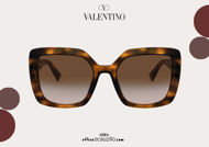 Acquista online su otticascauzillo.com il tuo nuovo occhiale da sole squadrato in acetato VLOGO SIGNATURE Valentino VA 4065A col. 06W marrone