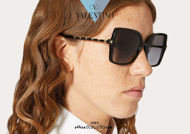 Acquista online su otticascauzillo.com il tuo nuovo occhiale da sole squadrato in acetato STUD Valentino VA 4072 col. 018 nero