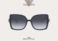 Acquista online su otticascauzillo.com il tuo nuovo occhiale da sole squadrato in acetato STUD Valentino VA 4072 col. 07Z blu