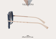 Acquista online su otticascauzillo.com il tuo nuovo occhiale da sole squadrato in acetato STUD Valentino VA 4072 col. 07Z blu