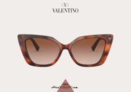 Acquista online su otticascauzillo.com il tuo nuovo occhiale da sole cat - eye in acetato VLOGO SIGNATURE Valentino VA 4073 col. 30N bordeaux