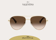 Acquista online su otticascauzillo.com il tuo nuovo occhiale da sole aviator in metallo con STUD Valentino VA 2034 col. 232 oro
