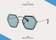 Acquista online su otticascauzillo.com il tuo nuovo occhiale da sole esagonale oversize in metallo con cristalli Valentino VA2035 col. 267 azzurro