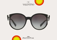  Acquista online su otticascauzillo.com il tuo nuovo occhiale da sole ovale in acetato Valentino VA 4038A col. 018 nero