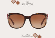  Acquista online su otticascauzillo.com il tuo nuovo occhiale da sole squadrato in acetato Valentino VA 4040A col. 020 testa di moro