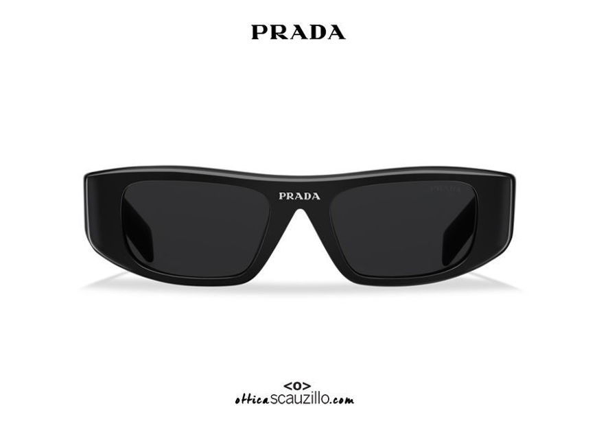 Acquista online su otticascauzillo.com il tuo nuovo occhiale da sole rettangolare stretto PRADA Runway SPR 20W col. nero