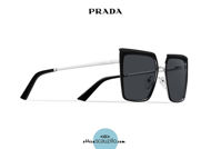  Acquista online su otticascauzillo.com il tuo nuovo occhiale da sole squadrato metallo oversize PRADA SPR 58W col. nero