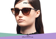 Acquista online su otticascauzillo.com il tuo nuovo occhiale da sole cat eye oversize acetato PRADA SPR 01V col. tartaruga
