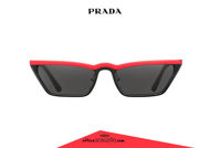 Acquista online su otticascauzillo.com il tuo nuovo occhiale da sole rettangolare stretto acetato PRADA SPR 19U col. nero + rosso