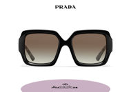 Acquista online su otticascauzillo.com il tuo nuovo occhiale da sole squadrato acetato oversize PRADA SPR 21X col. nero