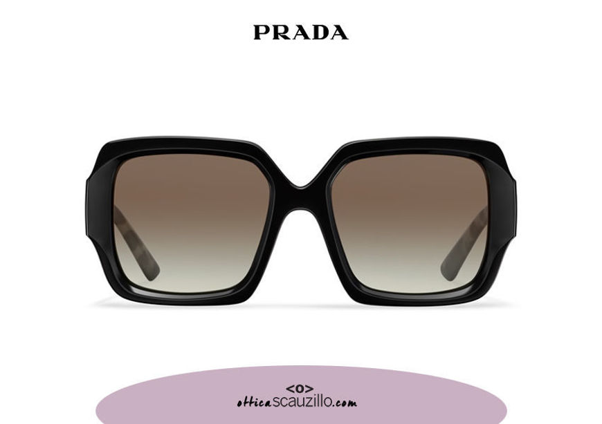 Acquista online su otticascauzillo.com il tuo nuovo occhiale da sole squadrato acetato oversize PRADA SPR 21X col. nero