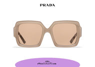 Acquista online su otticascauzillo.com il tuo nuovo occhiale da sole squadrato acetato oversize PRADA SPR 21X col. cristallo + cipria