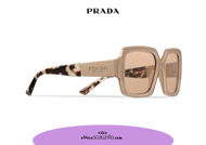 Acquista online su otticascauzillo.com il tuo nuovo occhiale da sole squadrato acetato oversize PRADA SPR 21X col. cristallo + cipria