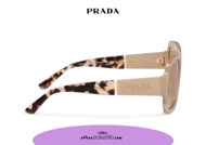 Acquista online su otticascauzillo.com il tuo nuovo occhiale da sole squadrato acetato oversize PRADA SPR 21X col. cristallo + cipria