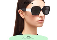Acquista online su otticascauzillo.com il tuo nuovo occhiale da sole squadrato acetato oversize PRADA SPR 21X col. nero + bianco