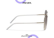 Acquista online su otticascauzillo.com il tuo nuovo occhiale da sole squadrato metallo oversize PRADA SPR 52W col. oro pallido