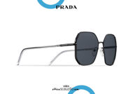 Acquista online su otticascauzillo.com il tuo nuovo occhiale da sole squadrato metallo oversize PRADA SPR 52W col. nero