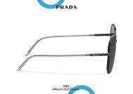 Acquista online su otticascauzillo.com il tuo nuovo occhiale da sole squadrato metallo oversize PRADA SPR 52W col. nero